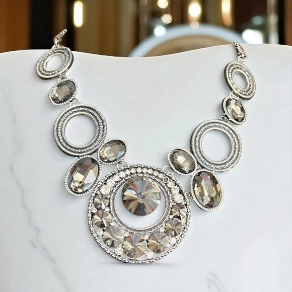 Jewelry - Beautiful statement necklace with matching earrings